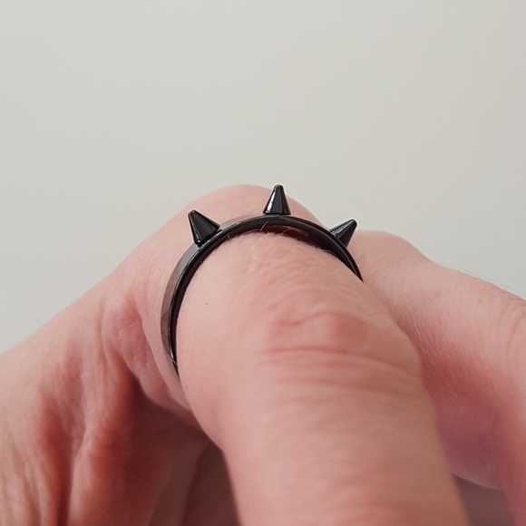 🤘🏻 Spiked Black Ring - Picture 5 of 7